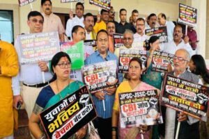 विधानसभा परिसर में प्रदर्शन करते भाजपा विधायक