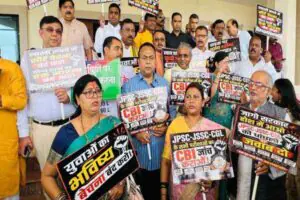 विधानसभा परिसर में प्रदर्शन करते भाजपा विधायक