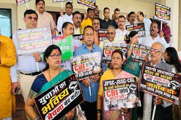 विधानसभा परिसर में प्रदर्शन करते भाजपा विधायक