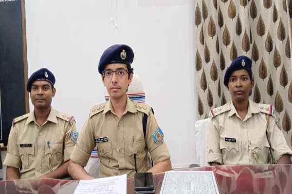 दिल्ली से बरामद नाबालिग और गिरफ्तार महिला मामले की जानकारी देते पुलिस अधिकारी