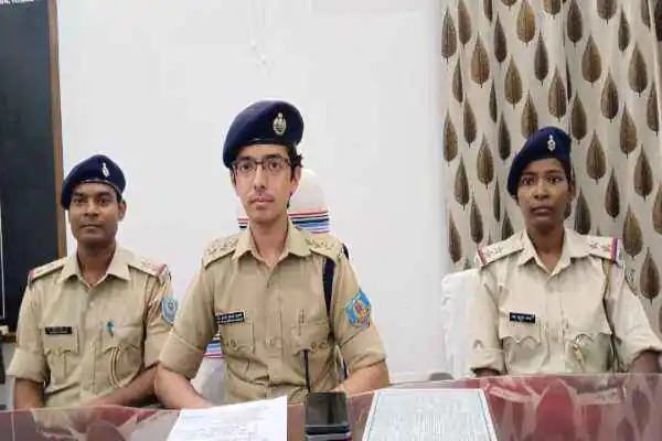 दिल्ली से बरामद नाबालिग और गिरफ्तार महिला मामले की जानकारी देते पुलिस अधिकारी