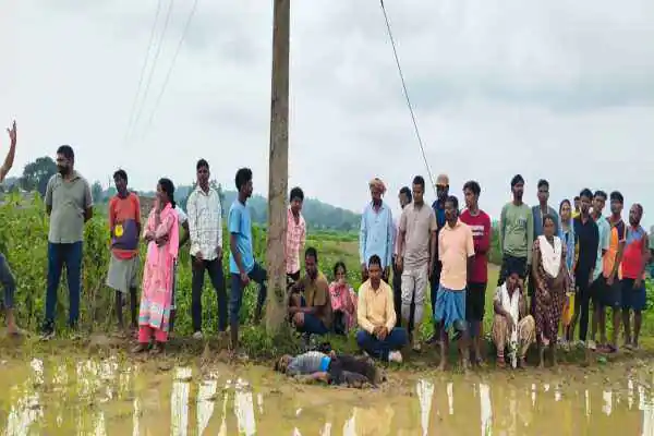 करंट लगने से बिजली मिस्त्री की मौत के बाद मुआवजे की मांग को लेकर धरने पर बैठे ग्रामीण