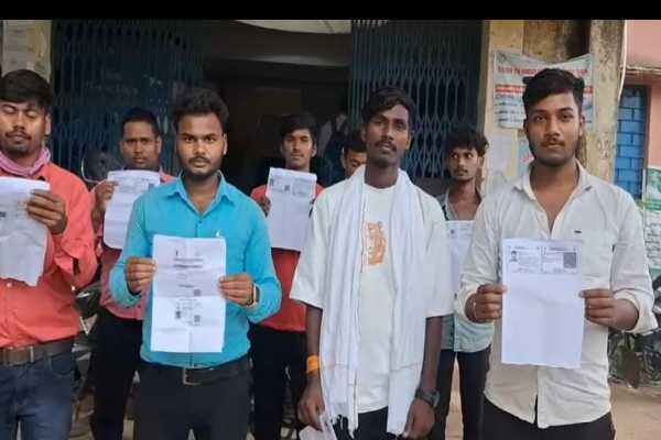 महंगी यूरिया और पानी की कमी को लेकर अपनी समस्या बताते किसान
