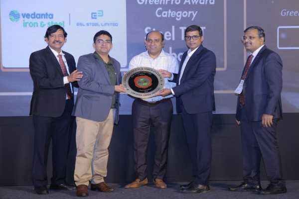 ESL Steel को प्रमुख इस्पात उत्पादों के लिए GreenPro प्रमाणन मिलने पर कंपनी के प्रतिनिधि
