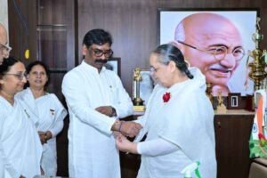 CM हेमंत सोरेन को रक्षाबंधन के अवसर पर राखी बांधतीं ब्रह्माकुमारी बहनें