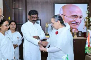CM हेमंत सोरेन को रक्षाबंधन के अवसर पर राखी बांधतीं ब्रह्माकुमारी बहनें
