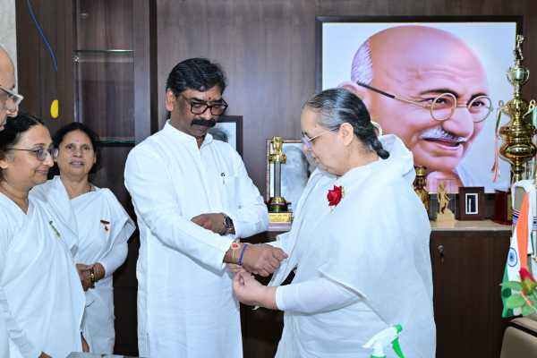 CM हेमंत सोरेन को रक्षाबंधन के अवसर पर राखी बांधतीं ब्रह्माकुमारी बहनें