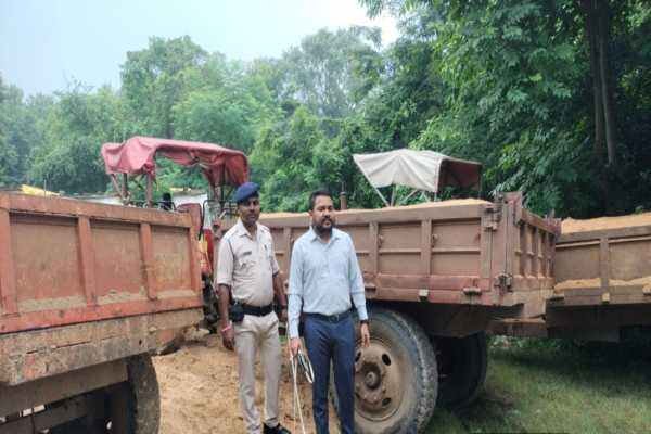 अवैध बालू परिवहन के खिलाफ कार्रवाई के दौरान जब्त किए गए ट्रैक्टर
