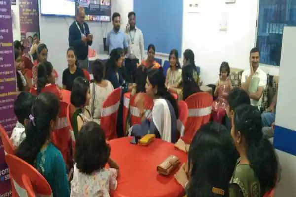 SBI बोकारो थर्मल शाखा में आयोजित श्रावण महोत्सव में शामिल महिला प्रतिभागी और बैंक अधिकारी
