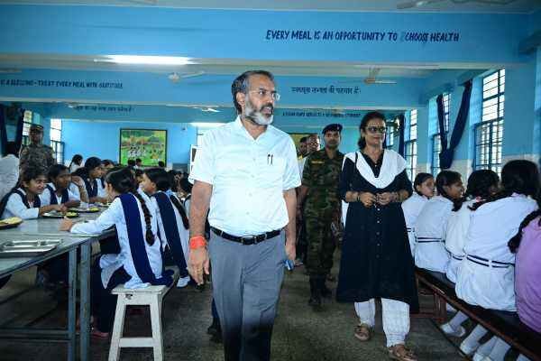 जवाहर नवोदय विद्यालय का निरीक्षण करते DC रामनिवास यादव.