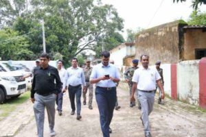जिले के मतदान केंद्र पर आयोजित विशेष शिविर का निरीक्षण करते DC उत्कर्ष गुप्ता