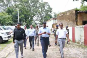 जिले के मतदान केंद्र पर आयोजित विशेष शिविर का निरीक्षण करते DC उत्कर्ष गुप्ता