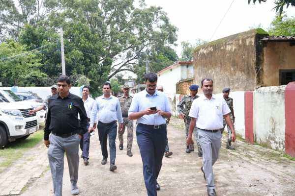 जिले के मतदान केंद्र पर आयोजित विशेष शिविर का निरीक्षण करते DC उत्कर्ष गुप्ता