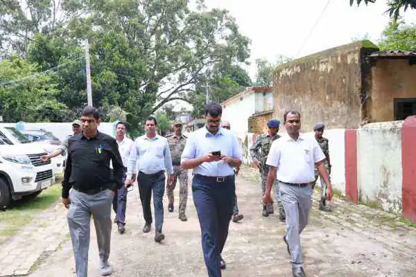 जिले के मतदान केंद्र पर आयोजित विशेष शिविर का निरीक्षण करते DC उत्कर्ष गुप्ता