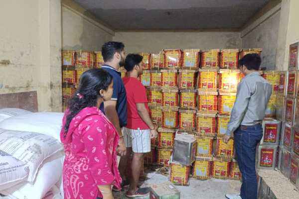 खाद्य प्रतिष्ठानों का निरीक्षण करती खाद्य सुरक्षा विभाग की टीम