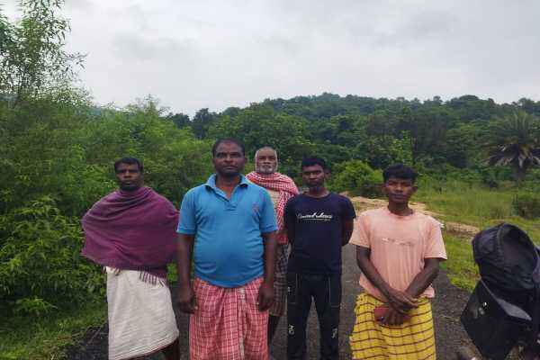 विश्व आदिवासी दिवस की तैयारियों में जुटे ग्रामीण