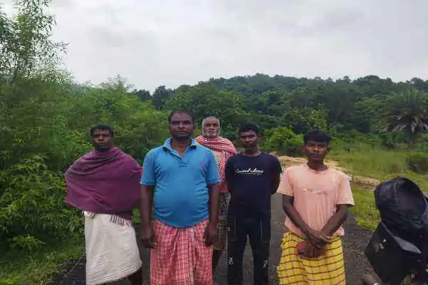 विश्व आदिवासी दिवस की तैयारियों में जुटे ग्रामीण