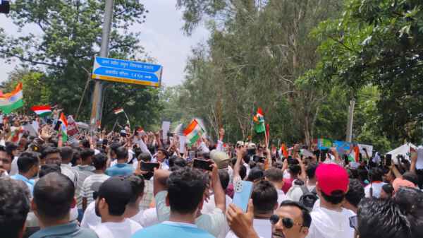 वाटर कैनन का किया गया प्रयोग