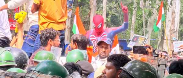 आंदोलन में 'स्पाइडर-मैन' की एंट्री
