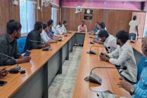 स्वतंत्रता दिवस की तैयारियों को लेकर बैठक करते नगर पंचायत के अधिकारी और कर्मी