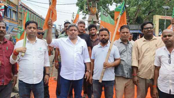 BJP workers take to the streets against the state government, demanding the cancellation of the recruitment and a CBI probe