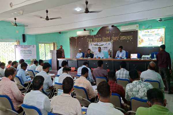 जिला स्तरीय कार्यशाला के दौरान मौजूद अधिकारी और कर्मी