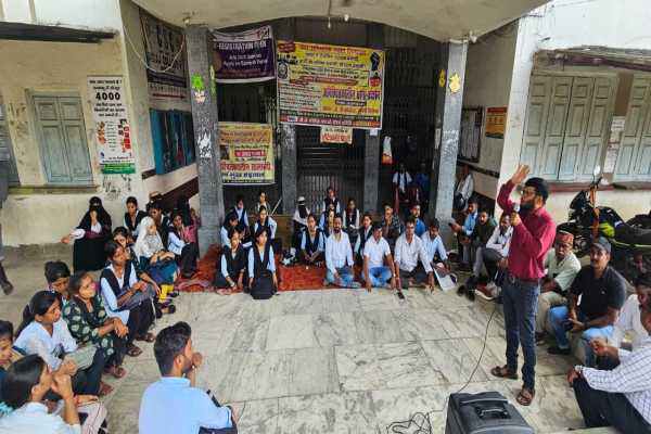 जेजे कॉलेज में आंदोलन के दौरान धरना देते छात्र