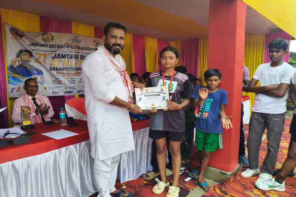 जामताड़ा जिला एथलेटिक्स चैंपियनशिप में हिस्सा लेते खिलाड़ी