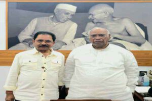 मल्लिकार्जुन खड़गे से मुलाकात करते पूर्व सांसद धीरज प्रसाद साहू