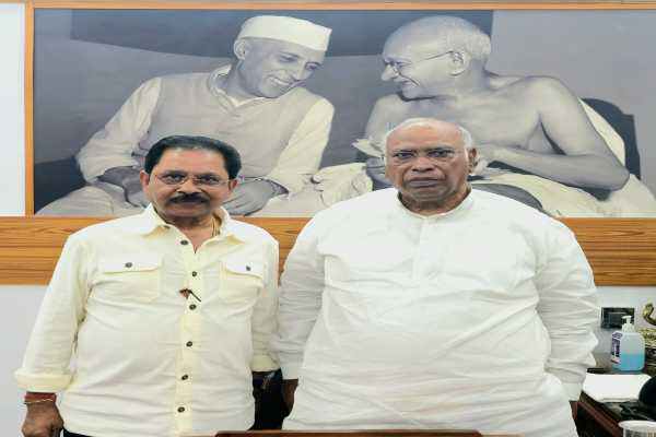 मल्लिकार्जुन खड़गे से मुलाकात करते पूर्व सांसद धीरज प्रसाद साहू