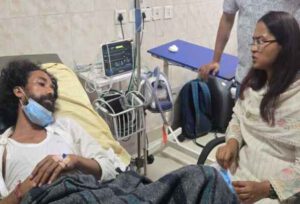 अस्पताल में देवेंद्र नाथ महतो से मुलाकात करतीं मंत्री शिल्पी नेहा तिर्की
