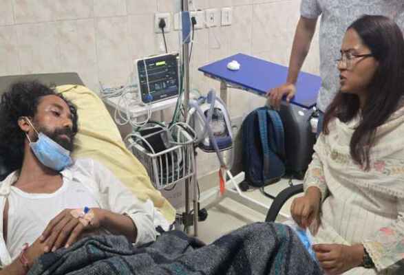 अस्पताल में देवेंद्र नाथ महतो से मुलाकात करतीं मंत्री शिल्पी नेहा तिर्की
