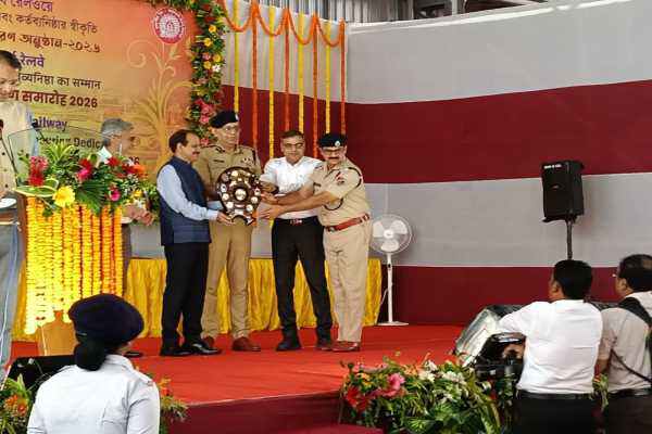 सिक्योरिटी शील्ड अवार्ड प्राप्त करते RPF रांची के अधिकारी