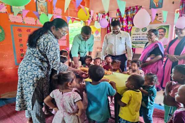 प्रोजेक्ट बचपन के तहत आंगनबाड़ी केंद्र की गतिविधियों का निरीक्षण करते अधिकारी