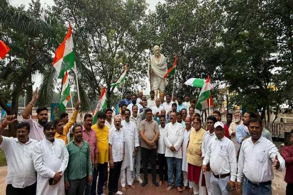 हल्द्वानी की घटना के विरोध में रांची में प्रदर्शन करते कांग्रेस कार्यकर्ता