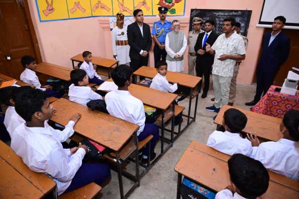 दुमका के मूक-बधिर विद्यालय में विद्यार्थियों से मुलाकात करते राज्यपाल संतोष कुमार गंगवार