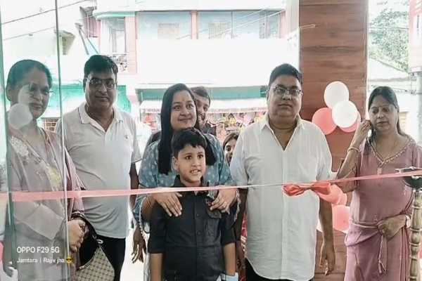 जामताड़ा में हैवेल्स के नए आउटलेट शोरूम के उद्घाटन के दौरान उपस्थित लोग