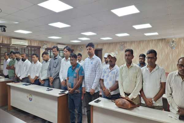 पत्रकार रमेश ठाकुर के निधन पर आयोजित शोक सभा में मौजूद पत्रकार और अधिकारी