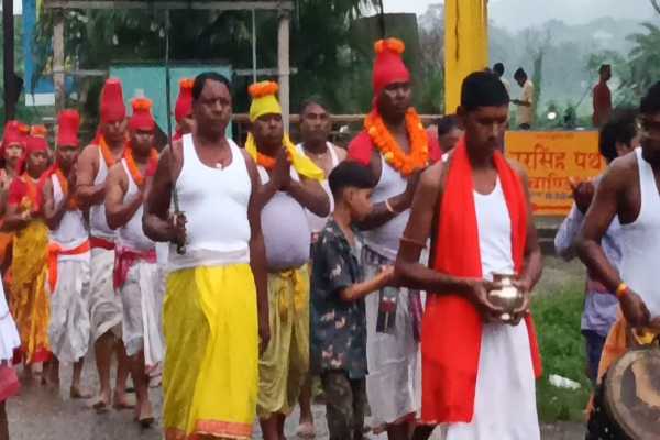 मां मनसा देवी की पूजा के दौरान निकाली गई कलश यात्रा में शामिल श्रद्धालु
