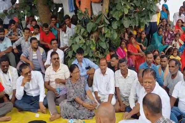 सड़क हादसे के बाद घटनास्थल पर जुटे ग्रामीण और पुलिस