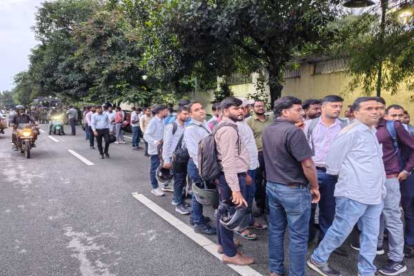 प्रोजेक्ट भवन के बाहर मानव श्रृंखला बनाकर प्रदर्शन करते JSSC-CGL से चयनित कर्मचारी