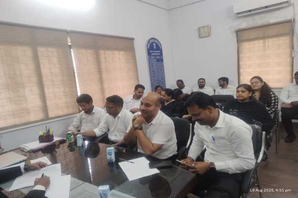 राष्ट्रीय लोक अदालत की तैयारियों को लेकर आयोजित बैठक में मौजूद न्यायिक पदाधिकारी