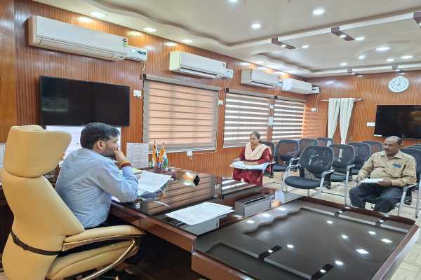 पशुपालन एवं मत्स्य विभाग की समीक्षा बैठक में मौजूद अधिकारी