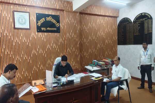 कुडू अंचल कार्यालय का निरीक्षण करते उपायुक्त संदीप कुमार मीना