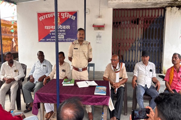 शांति समिति की बैठक में शामिल जनप्रतिनिधि और गणमान्य लोग