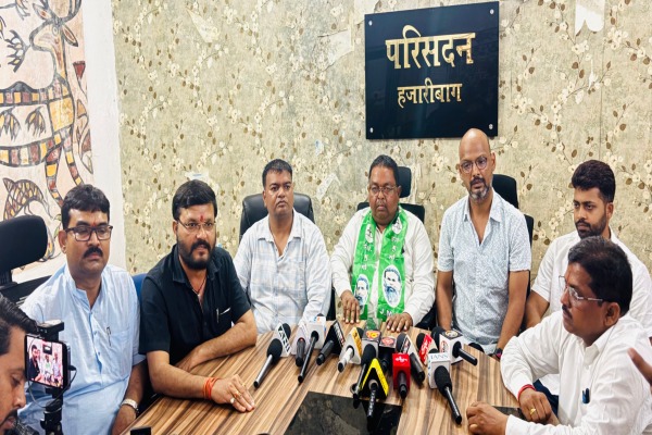प्रेस वार्ता में मौजूद JMM नेता