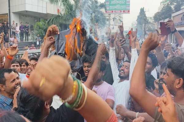 गिरिडीह में प्रदर्शन के दौरान CM का पुतला दहन करते छात्र और भाजपा नेता