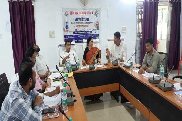 नगर परिषद बोर्ड की बैठक में मौजूद अध्यक्ष, पार्षद एवं अधिकारी
