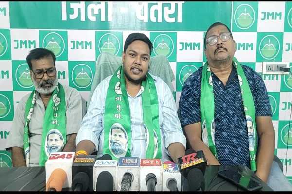 प्रेस कांफ्रेंस के दौरान मौजूद JMM नेता