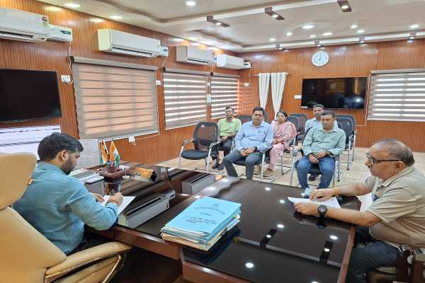 बैठक में अल्ट्रासाउंड केंद्रों के निरीक्षण को लेकर चर्चा करते अधिकारी